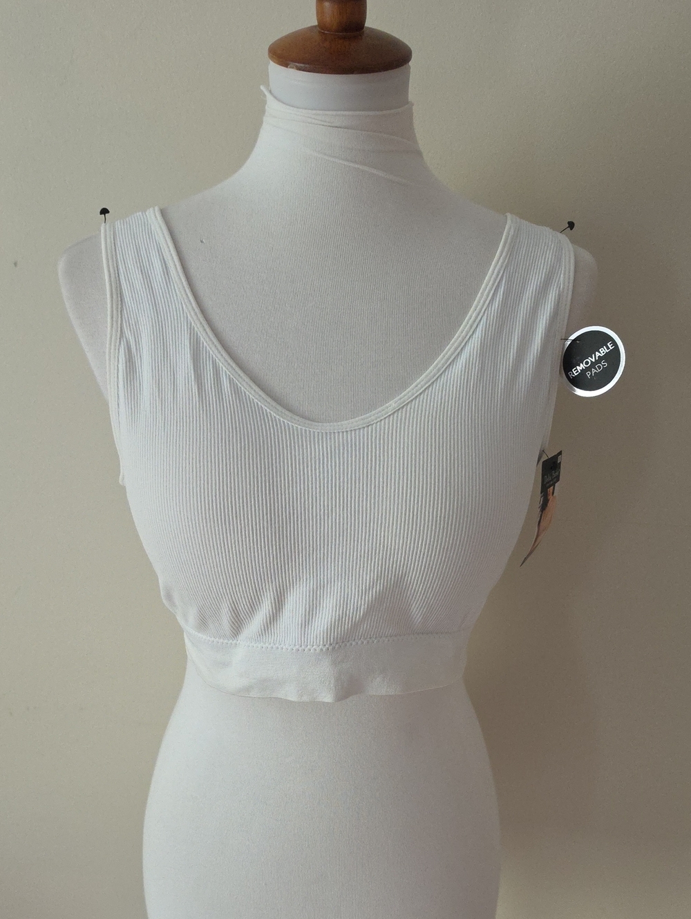 Delta Burke Seamless Ribbed White Crop Tank Top - Removable Pads Brand New